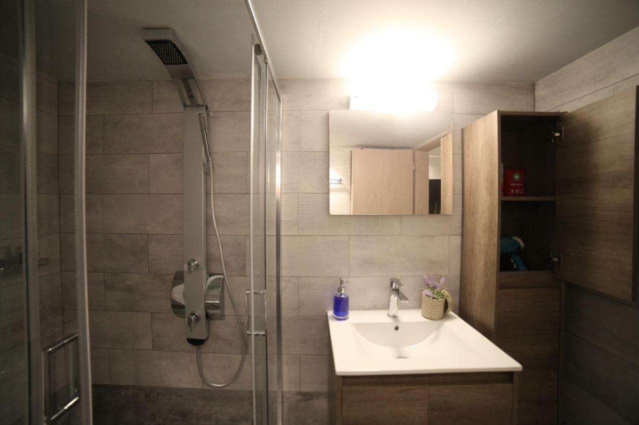 Ports Crossroad B Apartment Piraeus Bagian luar foto